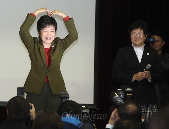 박근혜 새누리당 대선후보가 15일 오후 모교인 서울 용산구 성심여고를 방문 '성심가족의 날' 행사에서 학생들을 향해 '하트'를 만들어 보이고 있다.
