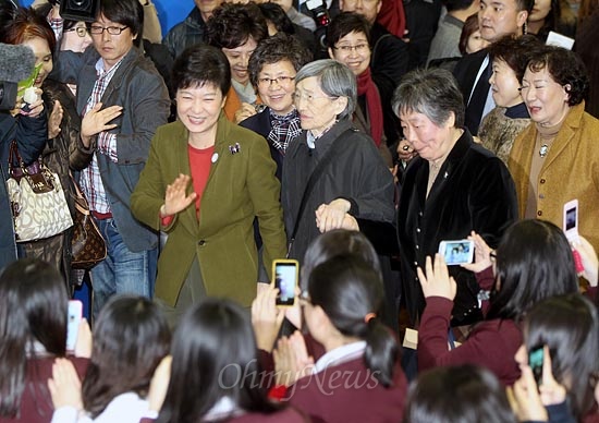  박근혜 새누리당 대선후보가 15일 오후 모교인 서울 용산구 성심여고를 방문 '성심가족의 날' 행사가 열리는 강당에 들어서며 학생들에게 손을 흔들어 인사하고 있다.