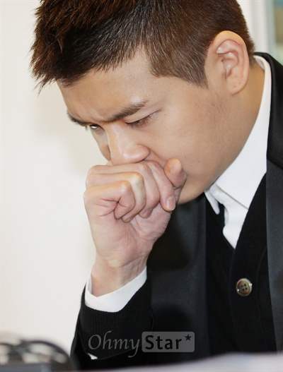  15일 오후 서울 신사동의 한 사무실에서 기자회견을 가진 가수 강성훈이 자신의 심경을 이야기하던 중 말을 잇지 못하고 있다.