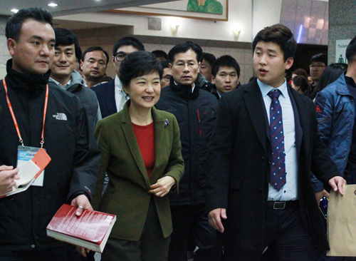 건국대학교 새천년관에서 열린 토크콘서트가 끝난 뒤, 박근혜 후보가 지지자들의 환호를 받으며 퇴장하고 있다.