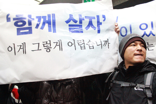 박근혜 후보가 토크콘서트 행사장에 입장한 뒤 로비에 남은 김남섭 쌍용차 해고노동자 사무국장이 피켓을 들고 시위를 벌이고 있다.