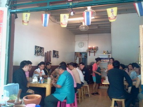 카오산로드에 있는 식당. 점심시간이라 직장인들이 안을 가득 채우고 있다.