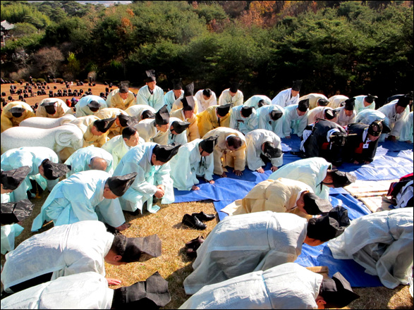 이날 파평윤씨 시조 "고려태사윤공신달" 할아버지 추향제에 참석하신 후손들이 제례 순서에 따라 참배를 올리고 계신 모습인데 하단엔 약 천여명의 종친들이 부복해 절을 올리고 있다. 