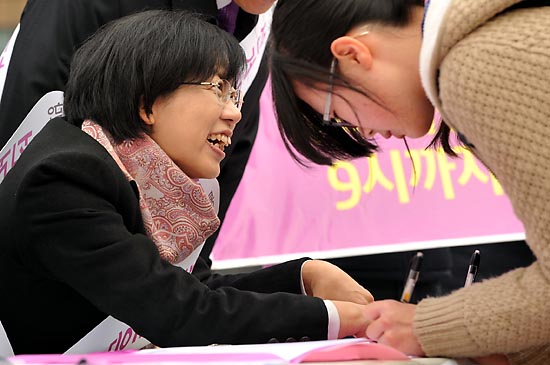 통합진보당 이정희 대통령 후보가 16일 오후 서울 광화문광장에서 투표시간 연장을 촉구하는 서명을 받고 있다.