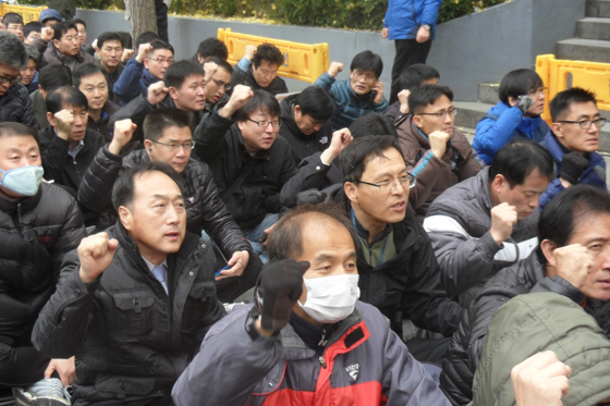 조합원 총회 서울지하철노조 조합원들이 구호를 외치고 있다.
