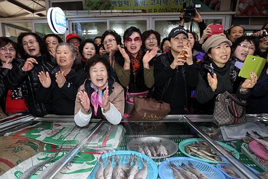 박근혜 새누리당 대선후보가 16일 오후 경남 창원시 마산회원구 동마산시장을 방문하자 시민과 상인들이 박수를 치며 환호하고 있다.