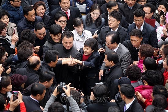 박근혜 새누리당 대선후보가 11월 16일 오후 경남 창원시 마산회원구 동마산시장을 방문해 시민들과 인사를 나누고 있다.