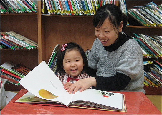 부산 금정구 금샘마을공동체의 금샘마을도서관은 누구나 무료로 이용가능하다. 도서관은 책을 통한 아이와 어른, 나와 이웃이 함께 성장하는 공간을 표방한다. 