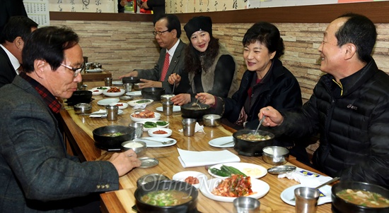 2012년 대선을 앞둔 11월 16일, 박근혜 새누리당 후보가 마산시 회원구 합성동 동마산시장에서 상인대표들과 돼지국밥으로 점심식사를 하며 이야기를 나누고 있는 모습. 