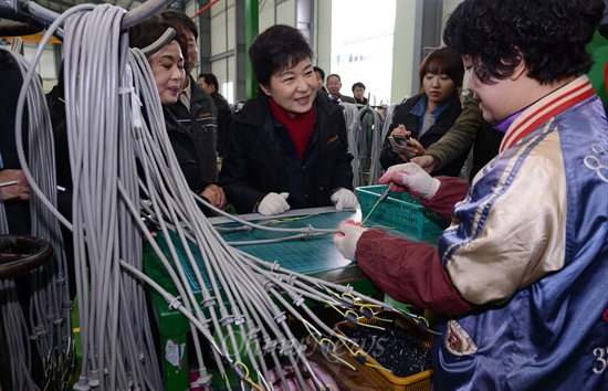 박근혜 새누리당 대선후보가 16일 경남 김해시 주촌면 전자제품 전원코드 제조업체인 동산전자를 방문해 노동자와 이야기를 하고 있다.