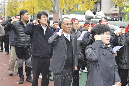  민주노총일반노동조합 중부경남지부 교통약자콜택시지회는 16일 오후 창원시청 후문 앞에서 '정년 보장'과 '단체교섭' 등을 요구하며 결의대회를 열었다. 사진은 강영희, 김태웅, 김석규 창원시의원 등이 구호를 외치는 모습.