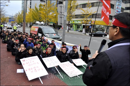  민주노총일반노동조합 중부경남지부 교통약자콜택시지회는 16일 오후 창원시청 후문 앞에서 '정년 보장'과 '단체교섭' 등을 요구하며 결의대회를 열었다.