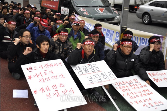  민주노총일반노동조합 중부경남지부 교통약자콜택시지회는 16일 오후 창원시청 후문 앞에서 '정년 보장'과 '단체교섭' 등을 요구하며 결의대회를 열었다.