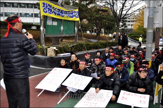  민주노총일반노동조합 중부경남지부 교통약자콜택시지회는 16일 오후 창원시청 후문 앞에서 '정년 보장'과 '단체교섭' 등을 요구하며 결의대회를 열었다.