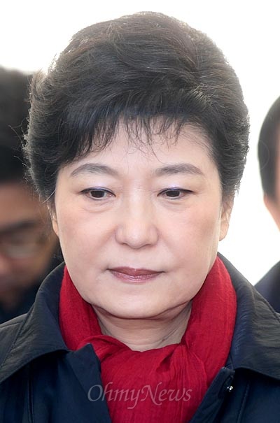 박근혜 새누리당 대선후보가 17일 오후 서울 여의도 문화마당에서 열린 한국노총 전국노동자대회에 참석하고 있다.