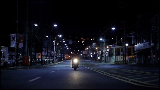  하얀 밤의 역설적인 제목처럼 이상하리만치 아름답게 느껴지는 도시의 밤