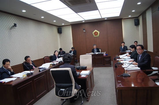 대구시의회 행정자치위원회는 19일 오전 대구시감사관실에 대한 행정사무감사를 벌였다.