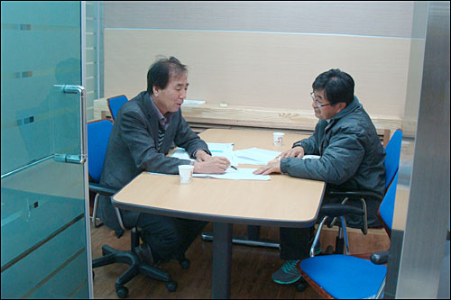 귀농귀촌종합센터 상담실에서 한 방문자(사진 오른쪽)가 전문 상담사에게 상담을 받고 있다.