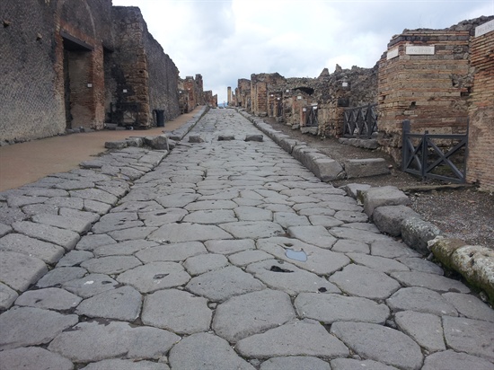 폼페이의 로마가도, 로마인들은 이런 도로를 제국 곳곳에 만들었다.