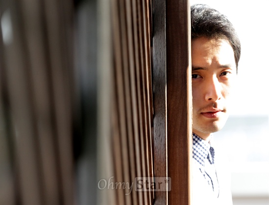  영화<회사원>에서 영업2부 사원을 맡은 배우 전신환이 9일 오후 서울 상암동 오마이스타 사무실에서 인터뷰를 마친 뒤 포즈를 취하고 있다.