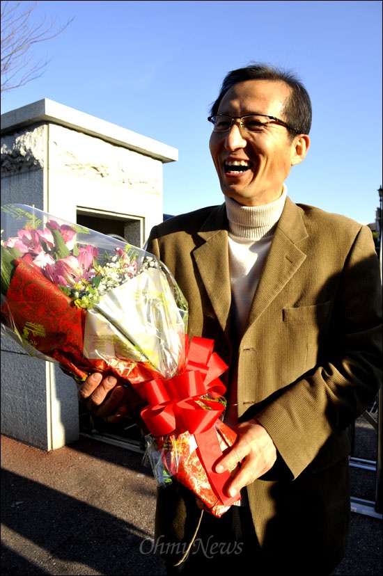 교사시국선언으로 해임됐다가 법원의 결정으로 20일 창원 명곡초등학교 교사로 복직한 진선식 전 전교조 경남지부장이 꽃다발을 받고 환하게 웃고 있다.