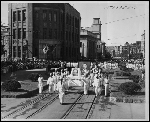 백범 김구 선생 국민장 장의행렬(1949. 7. 5.)   이 사진은 기자가 미국 국립문서기록보관청에서 찾아온 것으로 이날 서울 소공동 한국은행 앞을 지나는 장의행렬을 미 육군정보대에서 촬영하여 본국으로 보낸 것이다.