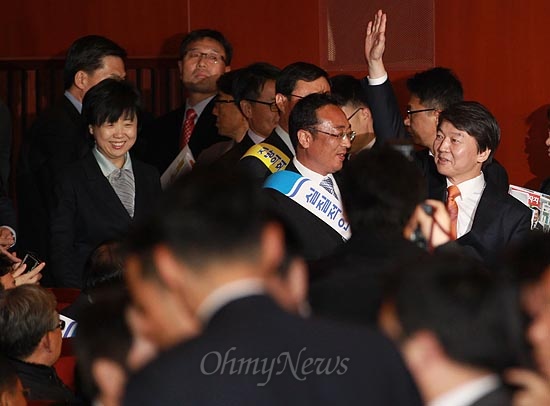  안철수 무소속 대선후보가 20일 오후 서울 종로구 세종로 세종문화회관에서 열린 전국기초광역의원결의대회에 참석하며 참석들을 향해 손을 흔들어보이고 있다.
