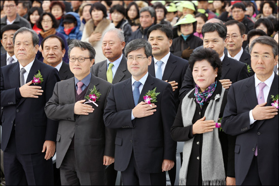 한국토지주택공사는 20일 경남 진주혁신도시에서 권도엽 국토해양부 장관과 임채호 경남지사권한대행, 이창희 진주시장 등이 참석한 가운데 본사 신사옥 착공식을 가졌다.
