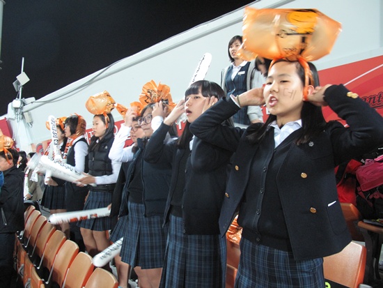  11월 8일, 구서여자중학교 학생들이 '2012 아시아 시리즈'에 참가한 롯데자이언츠 경기를 보기 위해 사직구장을 찾았다.