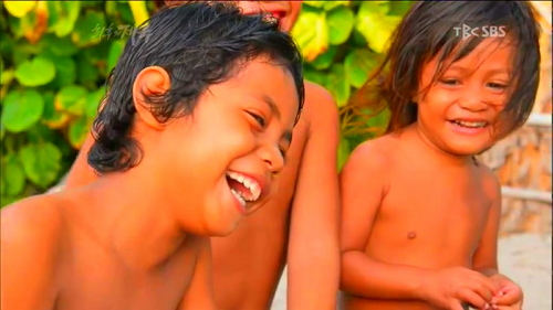  아누타섬의 아이들은 공동체 속에서 '함께' 살아가는 법을 배운다