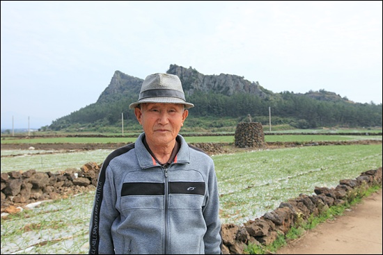  여행자에게 인성리 방사탑을 설명한 이인배(91) 할아버지와 단산 그리고 방사탑

