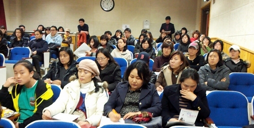 일요일인 지난 18일 오후 혁신 중학교를 요구하기 위해 모인 서울 천왕초 학부모들