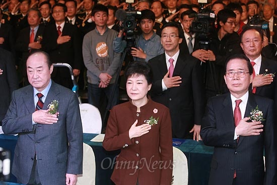 박근혜 새누리당 대선후보가 21일 오후 서울 반포동 센트럴시티에서 열린 제49주년 경우의 날 기념식에서 국기에 대한 경례를 하고 있다.