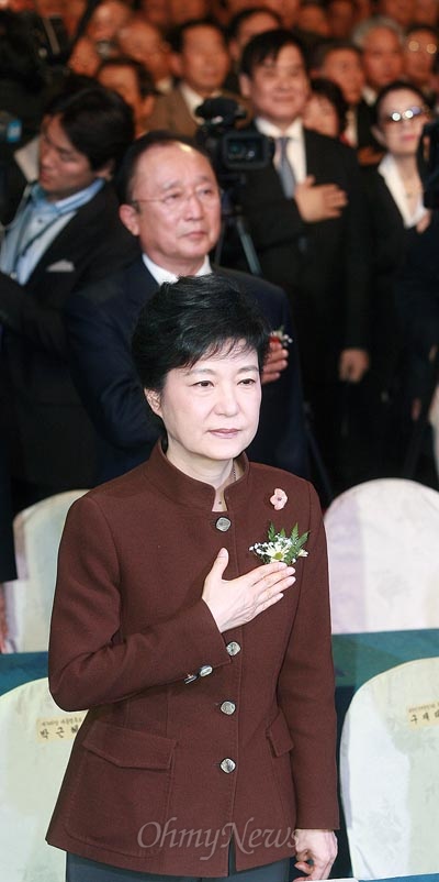 박근혜 새누리당 대선후보가 21일 오후 서울 반포동 센트럴시티에서 열린 제49주년 경우의 날 기념식에서 국기에 대한 경례를 하고 있다.