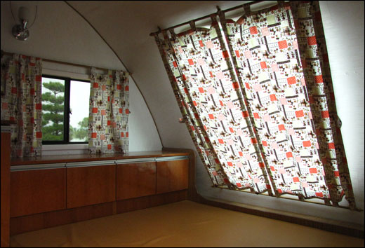 카라반 내부 침대와 창문. 커튼을 걷으면 무안갯벌이 펼쳐진다.