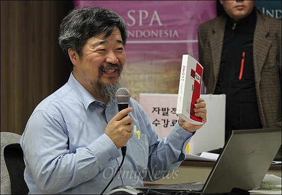 시민정치콘서트가 21일 오후 7시부터 부산 화명동 인도네시아센터에서 열렸다. 강연자로 나선 한홍구 성공회대 교수가 발언하고 있다. 
