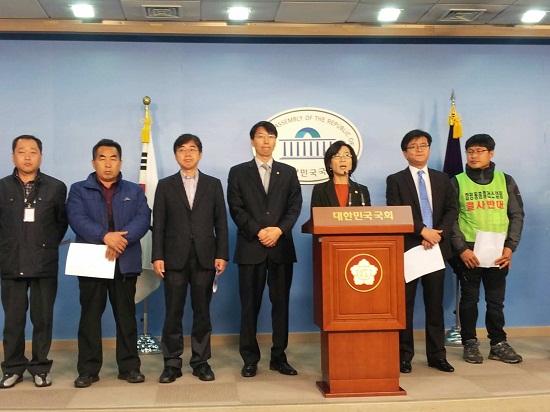 전국유통상인연합회와 중소상인살리기전국네트워크가 22일 오전 진보정의당과 공동으로 국회 정론관에서 기자회견을 열어 '유통법 개저안'연내 처리를 촉구하고 있다.