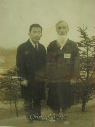 함석헌 선생과 김삼웅 전 독립기념관장이 함께 찍은 빛바랜 사진.