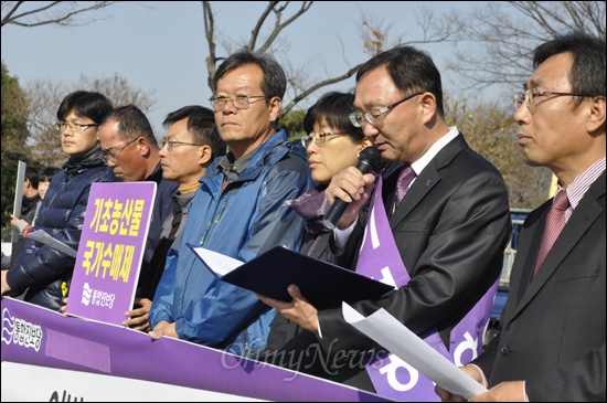 통합진보당 이병하 경남지사 보궐선거 예비후보는 22일 경남도청 앞에서 기자회견을 열고 "한미FTA 폐기와 한중FTA 중단에 모든 당력을 모을 것"이라고 밝혔다. 