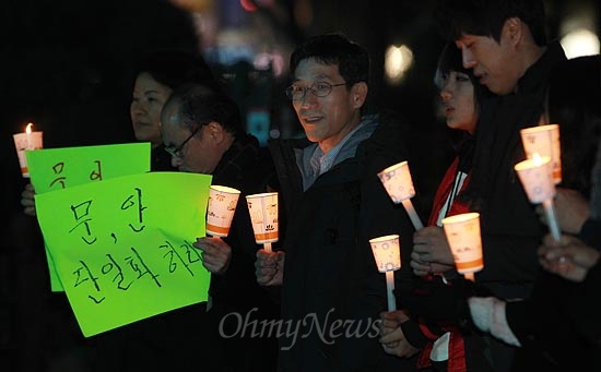 문재인 민주통합당 대선후보와 안철수 무소속 대선후보와의 야권 단일화 논의가 교착상태에 빠진 가운데, 22일 오후 서울 종로구 종각에서 진중권 동양대 교수와 시민들이 후보 단일화를 촉구하며 촛불을 들어보이고 있다.