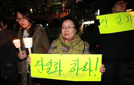 문재인 민주통합당 대선후보와 안철수 무소속 대선후보와의 야권 단일화 논의가 교착상태에 빠진 가운데, 22일 오후 서울 종로구 종각에서 시민들이 후보 단일화 결렬을 우려하며 촛불을 들어보이고 있다.