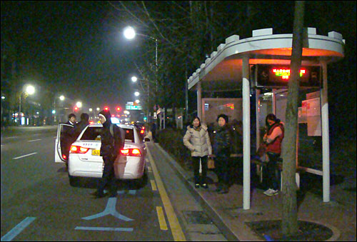 어둠이 가시지 않은 지난 22일 아침, 경수산업도로 ‘한일타운’ 버스 정류장에서 서울로 출근해야 하는 시민들이 나와 서성거리고 있다. 일부 시민들은 택시를 이용해 서울로 향했다.