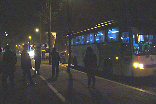 어둠이 가시지 않은 지난 22일 아침, 수원 장안구청 앞에서 수원시의 대체 교동수단을 이용하기 위해 나온 일부 시민들이 버스 늑장 운행으로 30여 분을 추위에 떨어야 했다. 