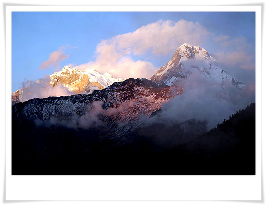 네팔리들이 신성시하는 구름에 쌓인 마차푸차레 모습