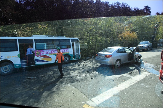 청학동에서 내려오던 버스가 승용차와 부딪혀 사고가 났다.