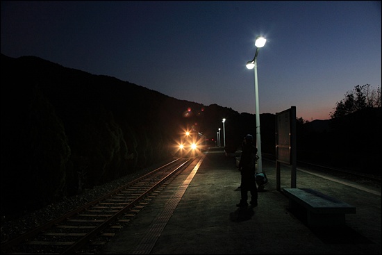 경전선 부전행 마지막 기차가 어둠을 둟고 횡천역에 들어서고 있다.