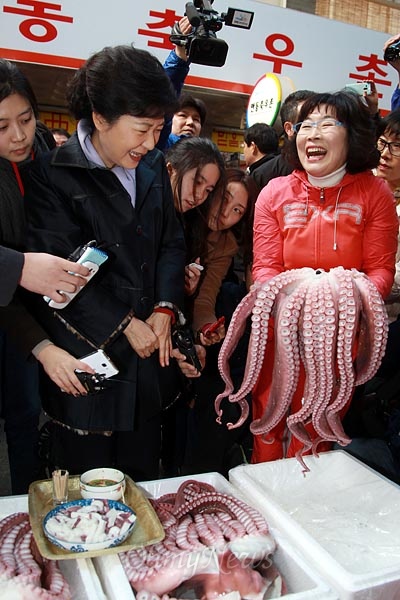 박근혜 새누리당 대선후보가 23일 오후 경북 안동 신시장에서 문어를 구입하고 있다. 상인은 20~25만원 정도하는 가격이었지만, 가격을 묻는 박 후보에게 10만원이라고 선심을 썼다.