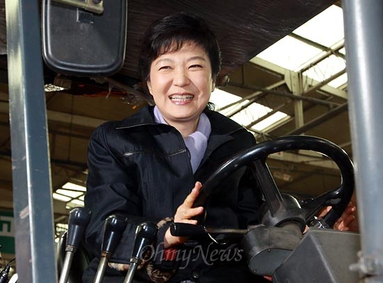 박근혜 새누리당 대선후보가 23일 오후 대구 농수산물도매시장에서 지게차를 직접 조작해보고 있다.