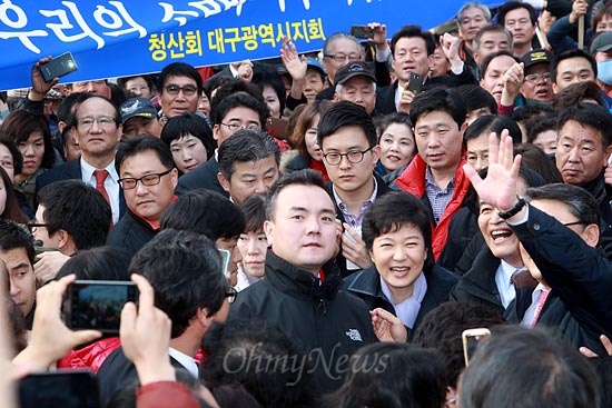  박근혜 새누리당 대선후보가 23일 오후 대구 농수산물도매시장에서 환영나온 지지자와 상인들을 보며 활짝 웃고 있다.