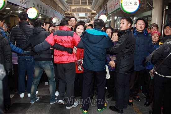  박근혜 새누리당 대선후보가 23일 오후 경북 안동 신시장을 방문한 가운데, 많은 사람들이 모여들자 경찰이 스크럼을 짜고 시민들을 통제하고 있다.